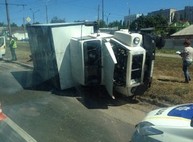 В ДТП на Салтовке перевернулся грузовик без тормозов (ФОТО)