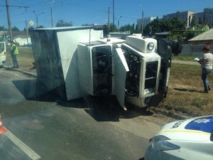 В ДТП на Салтовке перевернулся грузовик без тормозов (ФОТО)