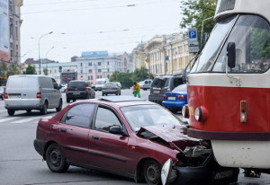 ДТП: трамвай помял «морду» автомобилю напротив горсовета (ФОТО)