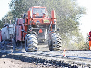 Ремонт дороги и моста в Изюме: установлено 10 километров 300 метров нового покрытия