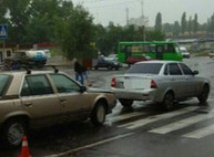 ДТП: на Салтовке одна машина врезалась в другую, пострадал пассажир (ФОТО)