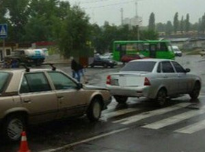 ДТП: на Салтовке одна машина врезалась в другую, пострадал пассажир (ФОТО)