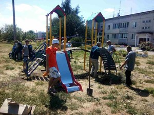 Харьковская «Солидарность» продолжает устанавливать новые детские площадки (ФОТО)