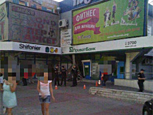 На Тракторостроителей иномарка протаранила отделение банка (ФОТО)