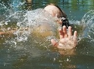 Маленький ребенок упал по недосмотру взрослых в пруд под Валками