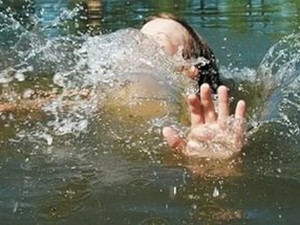Маленький ребенок упал по недосмотру взрослых в пруд под Валками