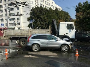 На Новых Домах из-за неработающего светофора столкнулись МАЗ и «Honda» (ФОТО)