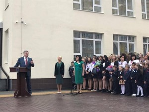 Петр Порошенко и Юлия Светличная открыли новую школу в Песочине, построенную «с нуля»  (ФОТО)