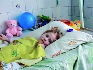 Маленькая девочка попала в больницу из-за материнской невнимательности