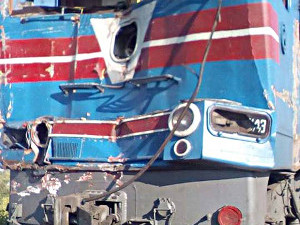 Авария на ж/д переезде: столкнулись КамАЗ и поезд, пострадали люди, разрушены пути (ФОТО)