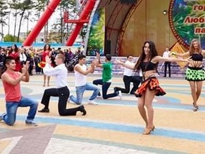 Парк Горького приглашает харьковчан на танцевальную зарядку и танцевальные состязания