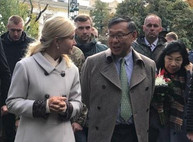 Посол Японии с руководством города и области посадили сакуры в парке Горького
