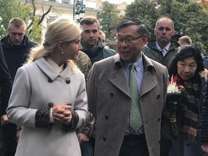 Посол Японии с руководством города и области посадили сакуры в парке Горького