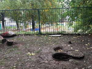 Мужчину бросили в канализационный колодец из-за телефона