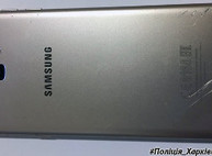 Девушка не успела поставить на скамейку сумку, как ее тут же украл грабитель