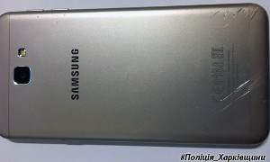 Девушка не успела поставить на скамейку сумку, как ее тут же украл грабитель