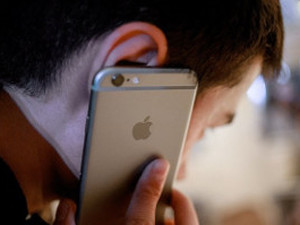 iPhone X считывает биометрические данные лица