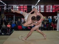 Голые парни и слегка одетые девчонки устроили соревнования на матрасах в Харькове