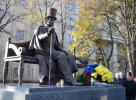 Ярославский подарил Харькову очередной памятник