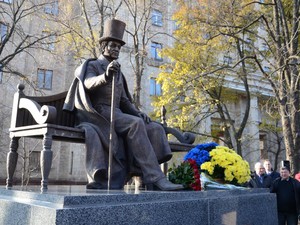 Ярославский подарил Харькову очередной памятник