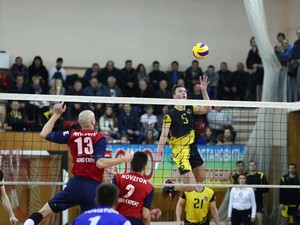 Харьковский «Локомотив» едет впереди поезда