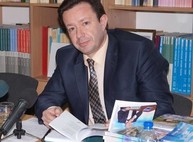 В Харькове телеведущий Игорь Жуков презентовал книгу в память об отце-поэте