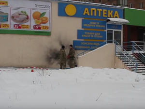 В результате взрыва возле магазина в Харькове пострадали женщина и ребенок (Видео)
