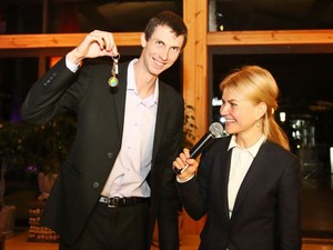 Светличная вручила бронзовому призеру Олимпиады ключи от квартиры