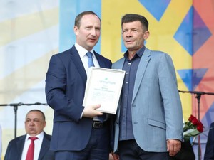 Игорь Райнин вручил сертификат на квартиру отцу Героя Небесной Сотни