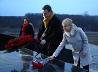 Майкл Лалли и Юлия Светличная возложили цветы к Мемориалу жертвам Голодомора (ФОТО)