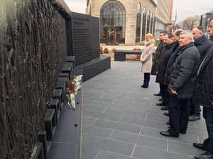 Райнин возложил цветы к Мемориалу жертвам Голодомора в Вашингтоне
