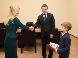 Юного победителя XXIX Международного чемпионата по решению математических задач поздравила вице-губернатор Юлия Светличная