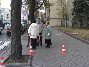Сотрудники ХОГА ждут на улице окончания проверки (ФОТО)