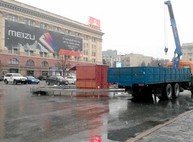 В центре Харькова начали устанавливать новогоднюю елку (ФОТО)
