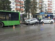На ХТЗ «Лада» врезалась в пассажирский автобус: погибла женщина (ФОТО)