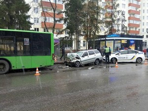 На ХТЗ «Лада» врезалась в пассажирский автобус: погибла женщина (ФОТО)
