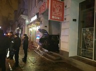 Иномарка въехала в витрину книжного магазина в центре Харькова (ФОТО)