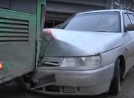 В Харькове «Лада» врезалась в стоящий на остановке троллейбус (ФОТО)