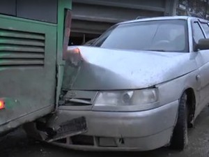 В Харькове «Лада» врезалась в стоящий на остановке троллейбус (ФОТО)
