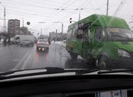 На Новых Домах маршрутка столкнулась с минивеном: есть пострадавшие (ФОТО)