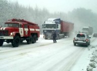 Под Харьковом скорая помощь сошла со скользкой дороги в снежный сугроб