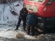 В Харькове скорая помощь и три грузовика не смогли проехать по скользкой дороге