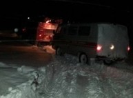 Спасатели вытащили из сугроба очередную скорую помощь