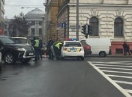 В центре Харькова иномарка столкнулась с военным автомобилем (ФОТО)