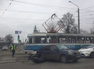 В центре Харькова трамвай столкнулся с иномаркой (ФОТО)