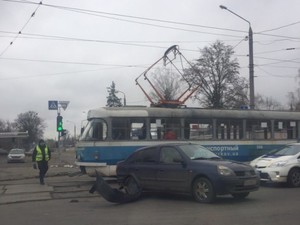 В центре Харькова трамвай столкнулся с иномаркой (ФОТО)