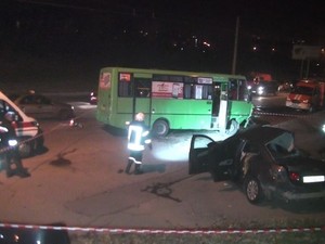 Спасатели вырезали из машины тела погибших: новые подробности ДТП на Салтовке