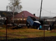 Во двор к людям влетел грузовик с углем (ВИДЕО)