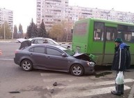 На Алексеевке иномарка столкнулась с маршруткой: есть пострадавшие (ФОТО)