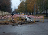 В Харькове автомобиль провалился в яму, оставленную ремонтниками (ФОТО)